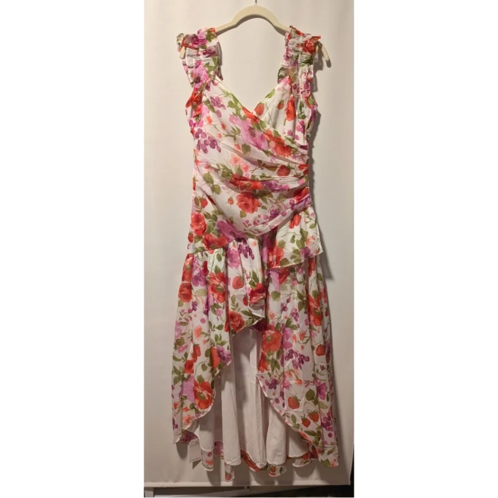 NWT Abercrombie & Fitch White Floral Strawberry Ruffle Flowy Dress Size Medium